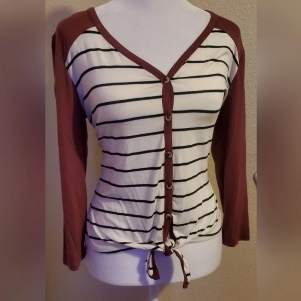 Women's Ivory Striped Tie Front V-Neck‎ Top. Size Small